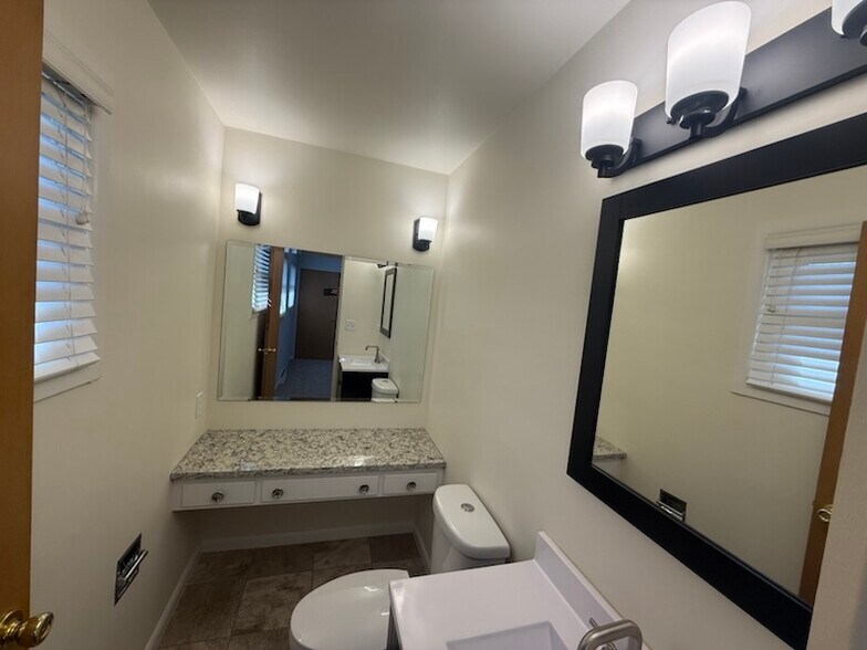 Building Photo - 1725 Elmwood Ln