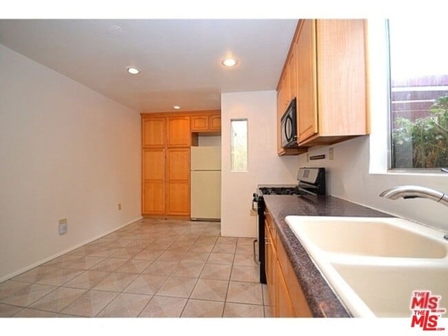 Building Photo - 429 S Orange Dr