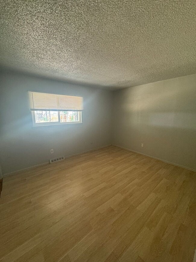 Building Photo - Conveniently located 3-bedroom 1-bathroom ...