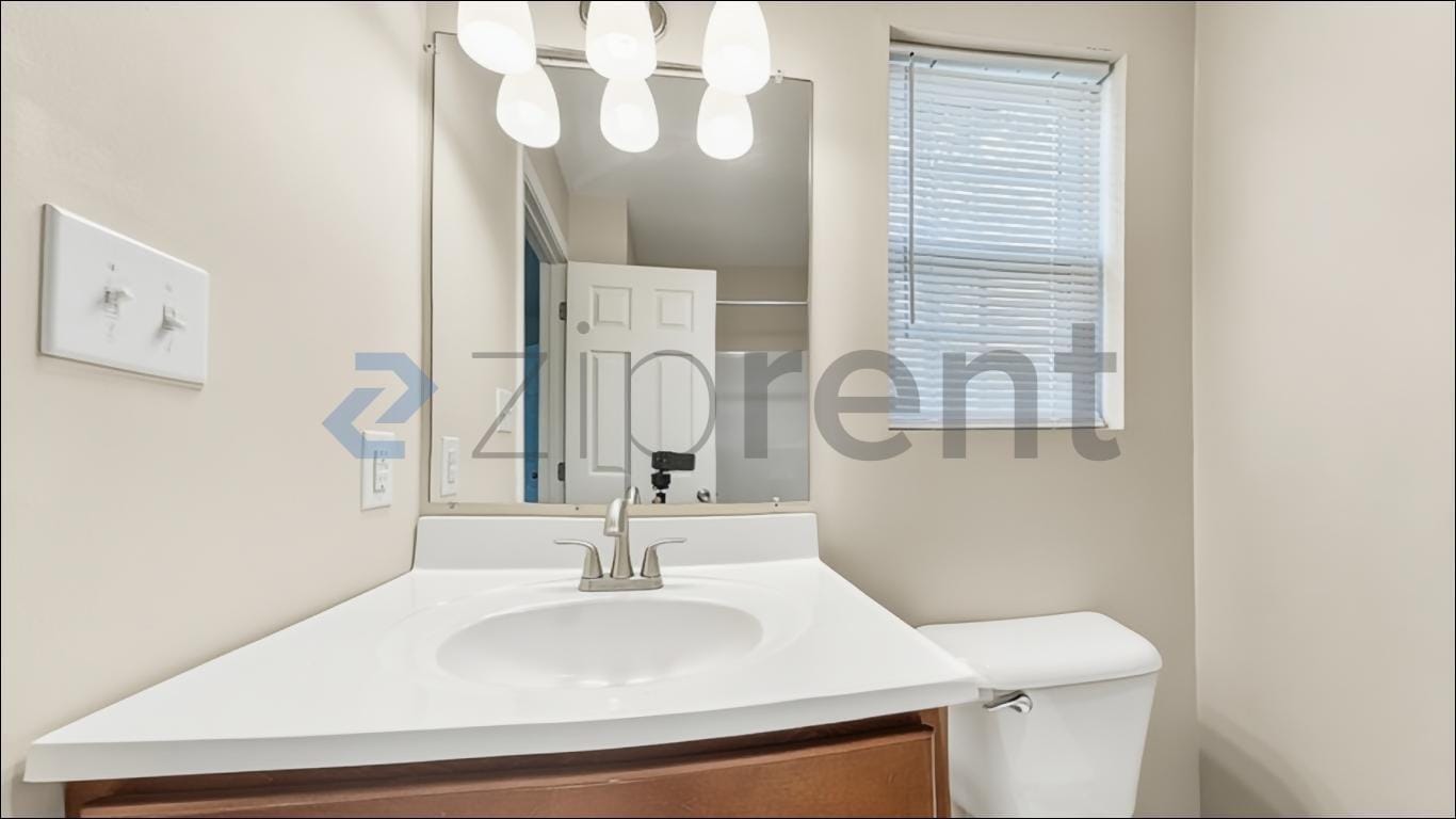 Building Photo - 5200 Heins Rd NE