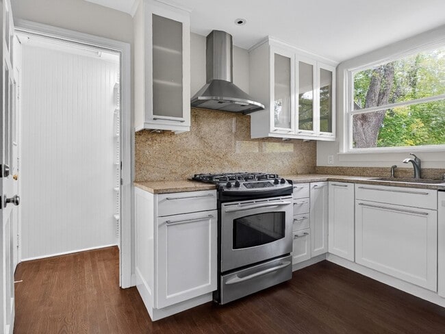 Building Photo - 1 Month Free | Luxury 3BR Home in Prospect Hill