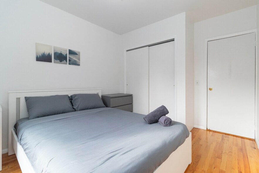 Building Photo - 130 E 95th St