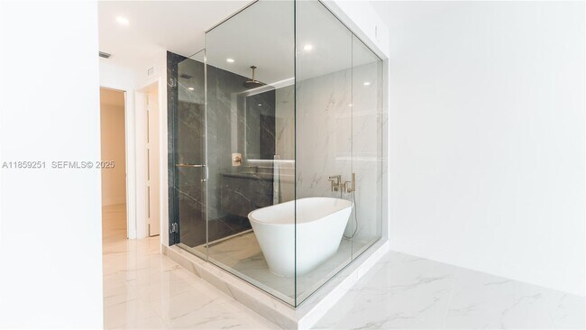 Building Photo - 700 NE 24th St