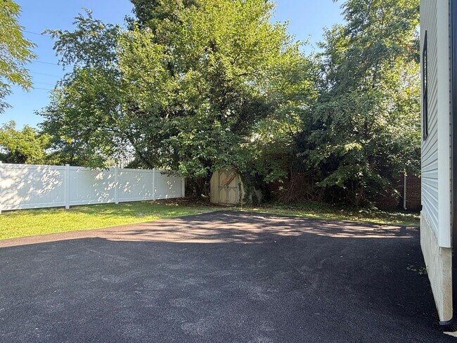 Building Photo - 132 Yale Ave