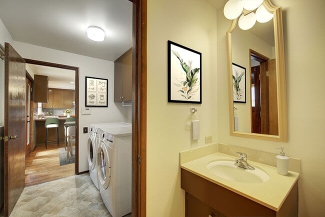 Building Photo - 4bd/2.5ba Clyde Hill Home