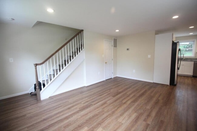 Building Photo - 10717 Maple St