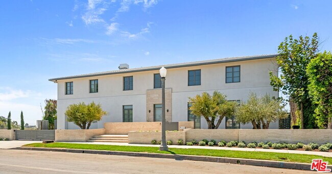 Building Photo - 623 Alma Real Dr