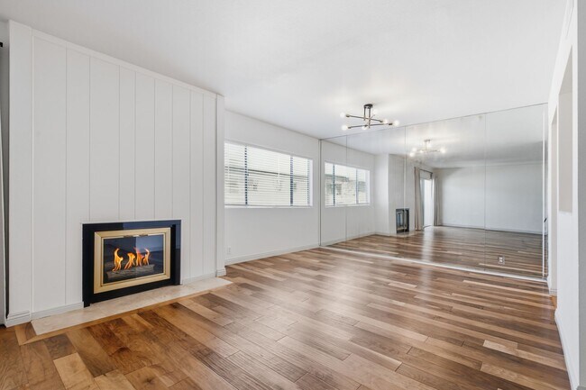 Building Photo - Prime L.A. Location Steps from Beverly Hills | 2 BR / 2.5 BA Home-Like Condo