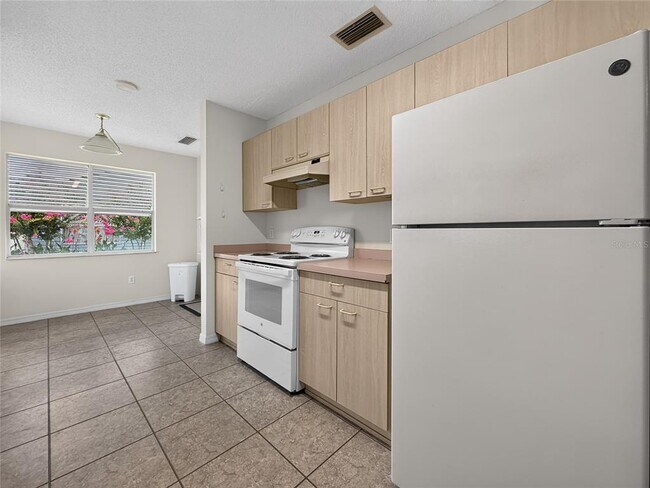 Building Photo - 1222 Santos Pl
