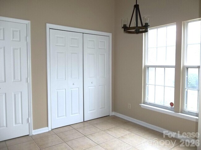 Building Photo - 115 W Bank Dr