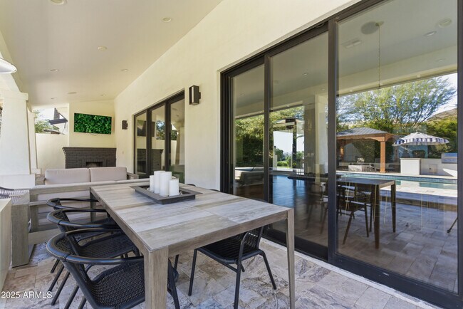 Building Photo - 4601 N Royal View Dr