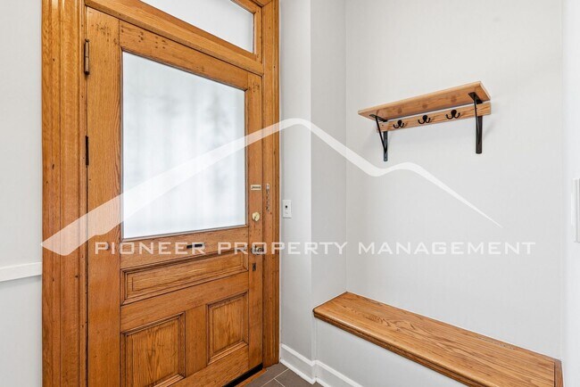 Building Photo - Spacious Condo with Storage Area and Parking!