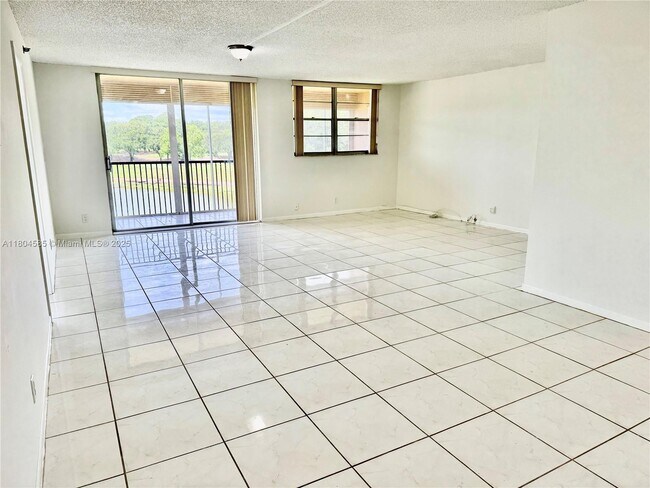 Building Photo - 3001 W Rolling Hills Cir