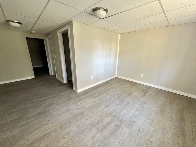 Building Photo - 1930 Granville Ave