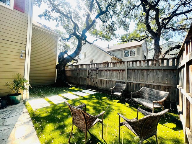 Building Photo - Furnished 3-bedroom in Travis Heights with Downtown Views!