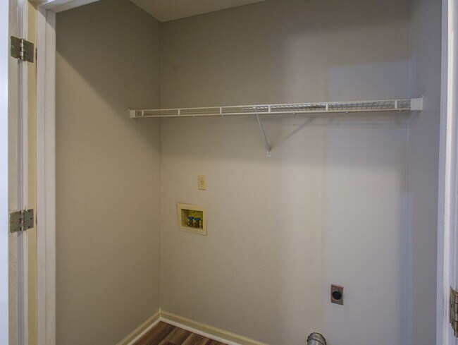 Building Photo - Adorable 3 bed, 2 bath home with stainless steel appliance package.