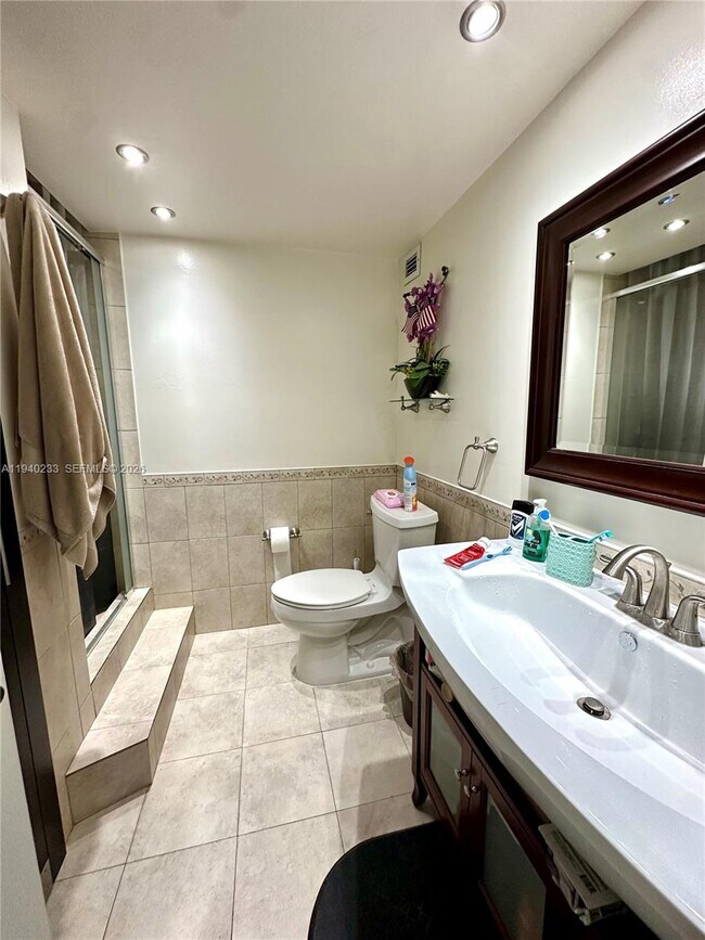 Building Photo - 1904 S Ocean Dr