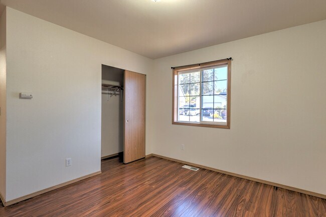 Building Photo - 3 Bedroom 2 Bath Home