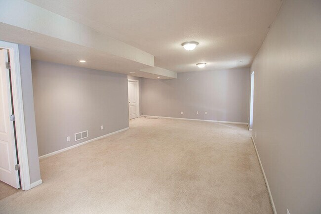 Building Photo - 208 Jackal Dr