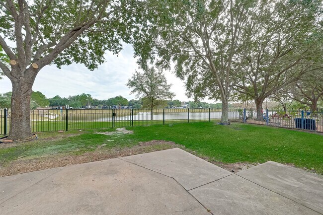 Building Photo - 8846 Gas Light Village Dr