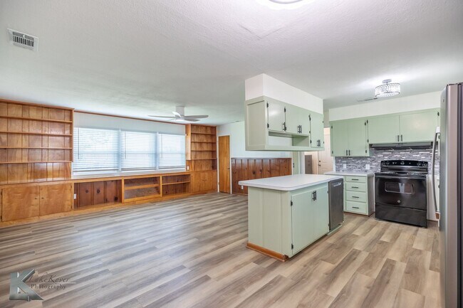 Building Photo - 4 BED, 2 BATH, 2 CAR GARAGE!