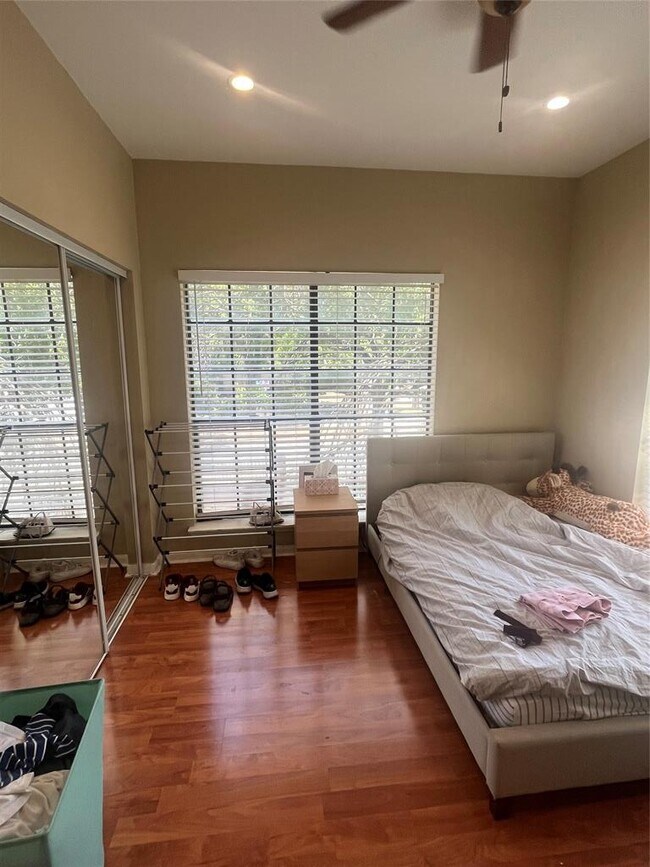 Building Photo - 712 W 21st St