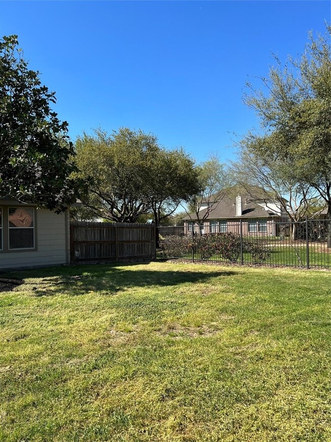 Building Photo - 8426 Woodland Knoll Ln