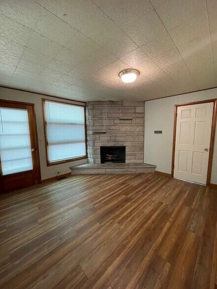 Bonus room, great for office or dining room - 1409 N Woodburn Ave