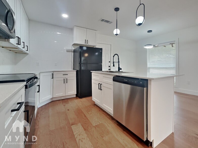 Building Photo - 1603 Rutland Dr