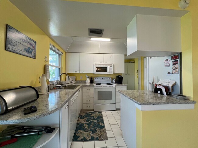 Building Photo - $3,300/month ** Short Term / Seasonal - Fu...