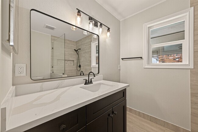 Building Photo - 5211 Hummingbird St