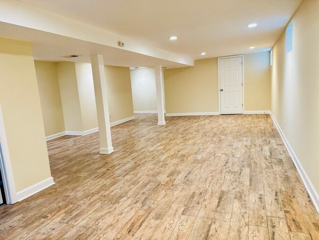 Building Photo - 4531 S Lawler Ave