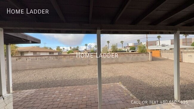 Building Photo - 842 N Las Palmas Dr