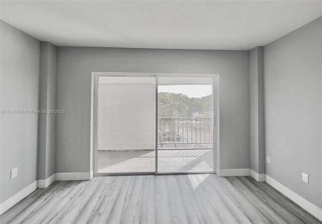 Building Photo - 4174 Inverrary Dr
