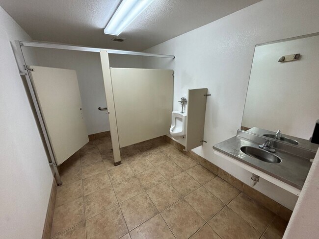 Building Photo - Beautiful 2Bed/2Bath Condo located in the ...