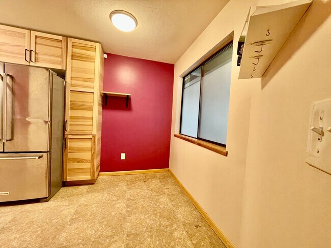 Building Photo - S. PDX 2Bed 2Bath ~ Condo~Near OHSU w/ 2 Reserved parking spots & Washer & Dryer!