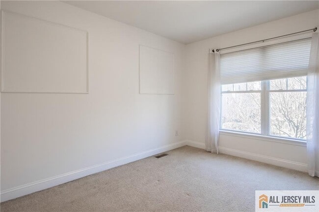 Building Photo - 98 S Shore Dr