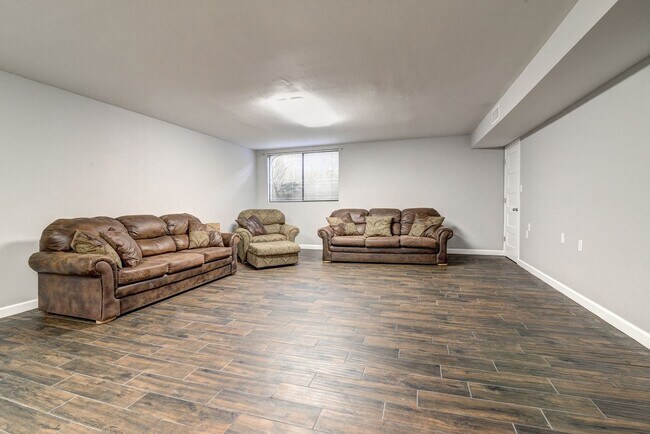 Building Photo - HUGE House In Tempe Close to ASU