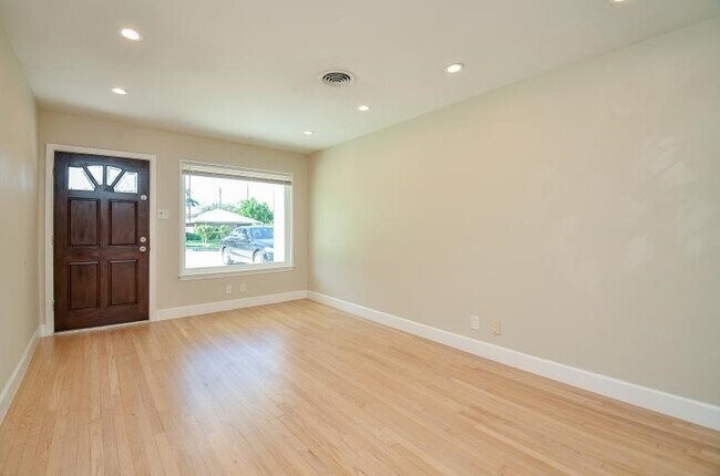 Building Photo - 8330 Waterbury Dr