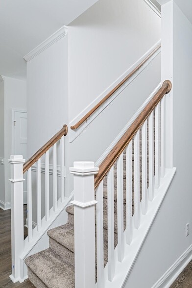 Building Photo - 587 Foothills St