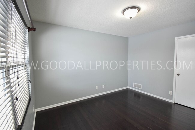 Building Photo - 4 Bedroom 3 Bath Home 3 Car Garage with large fenced in yard in Waukee