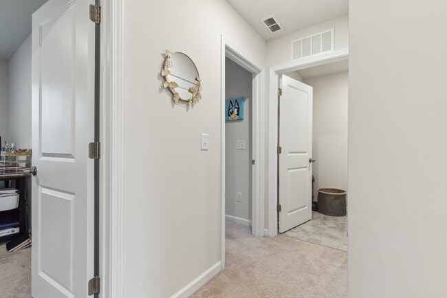 Building Photo - Well maintained 3-Bed 2.5 Bath Townhouse i...