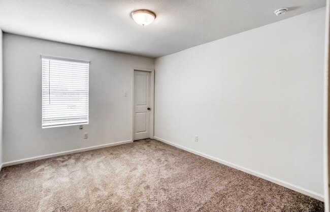 Building Photo - 720 Holly St