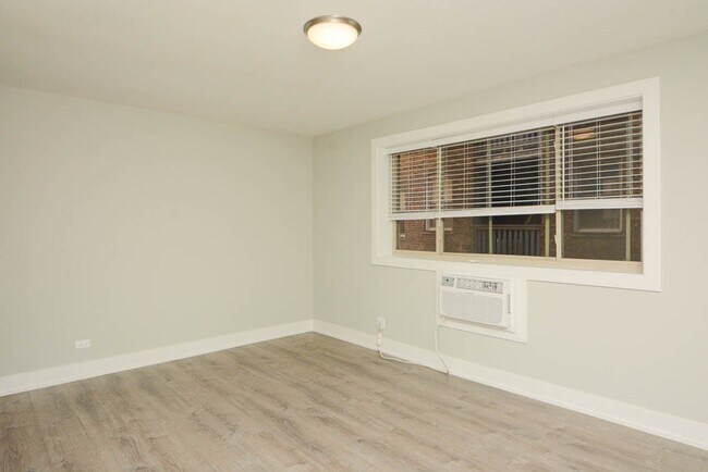 Building Photo - 533 W Surf St