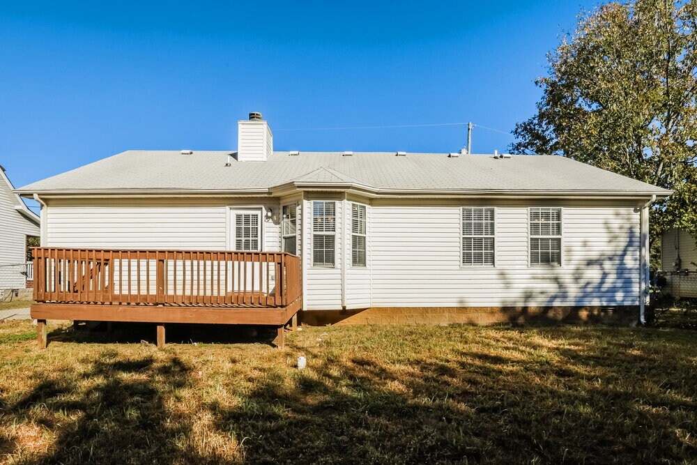 Building Photo - 610 E Lake Cove