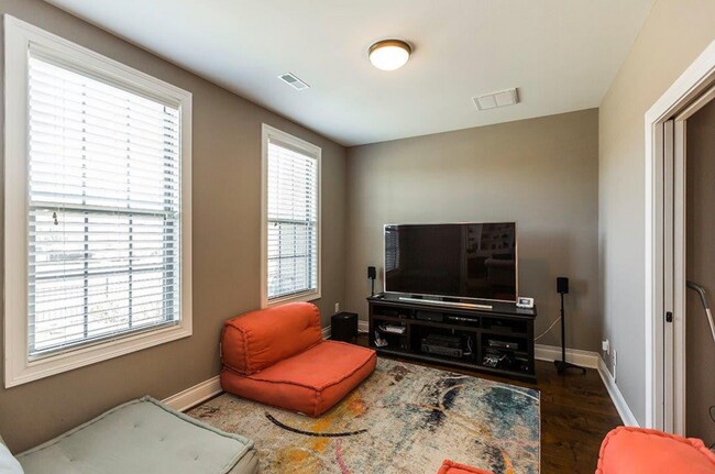 Building Photo - Beautiful corner-lot townhome in the heart of Beaumont Park