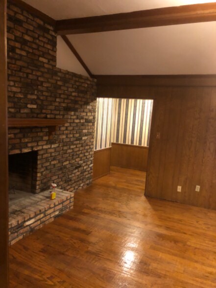 Building Photo - 413 Top Hill Dr