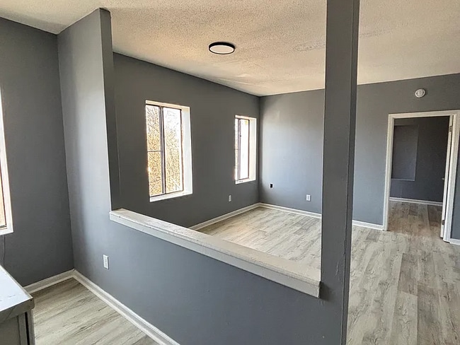 Building Photo - beautifully updated 3 bedroom, 1 bathroom apartment