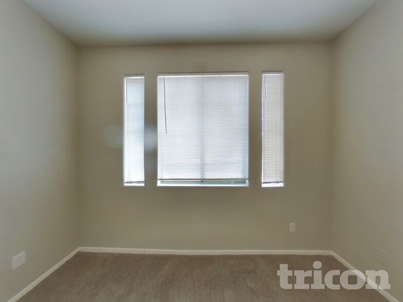 Building Photo - 6410 S 72nd Ln