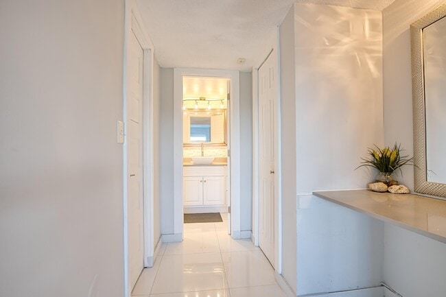 Building Photo - 2950 N Palm Aire Dr